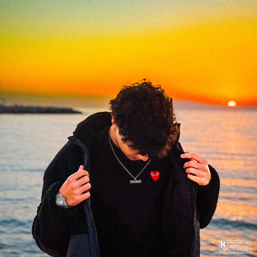 Thamis devant la mer au coucher du soleil, chaîne au nom de Thamis