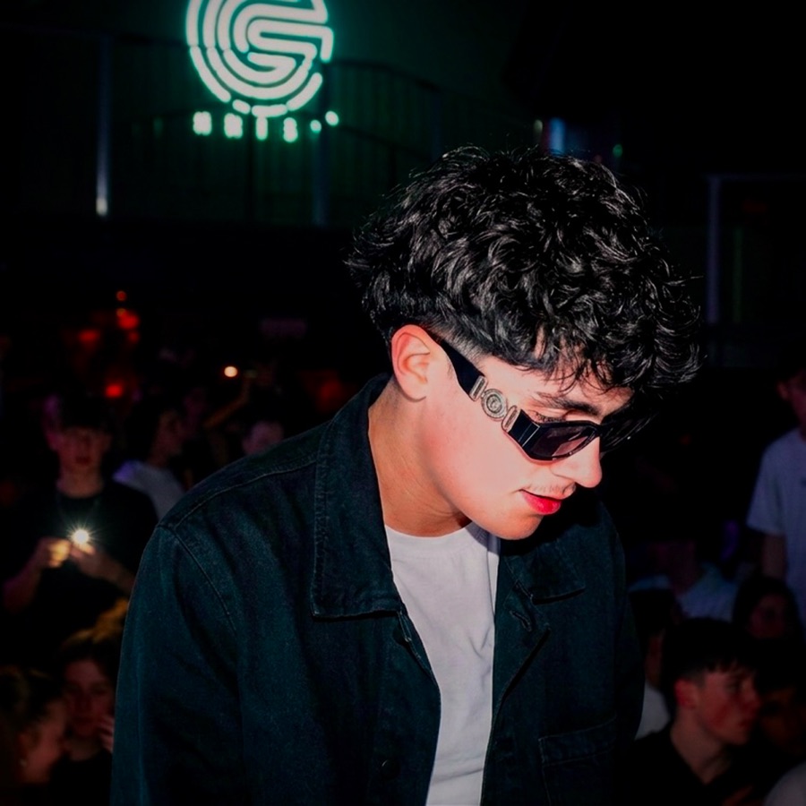 Thamis en boîte de nuit, lunettes noires, cadrage carré